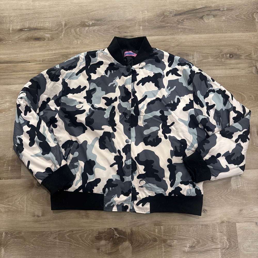Edikted Camo Puffer Jacket Women's Small‎ Snap Front Pockets